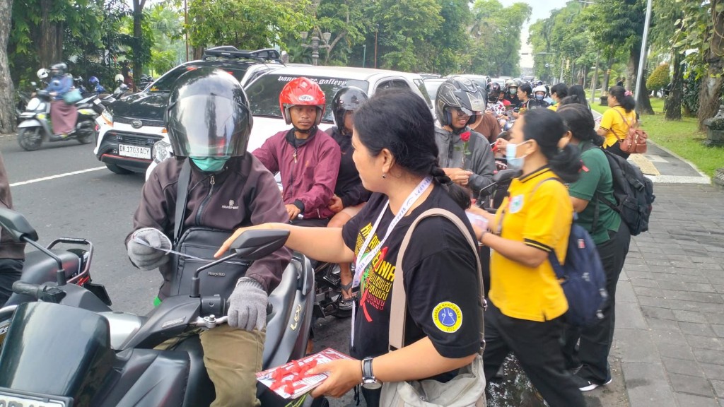 Peringatan Hari AIDS Sedunia 2025, KPA Denpasar Serahkan Bunga dan Pita di Kawasan Catur Muka