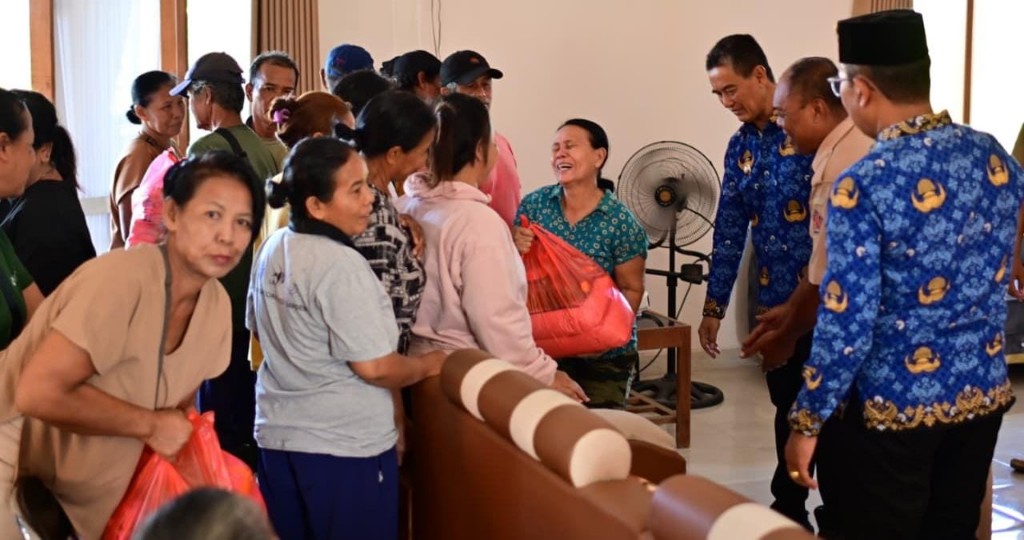 Dokumentasi dari - Wakil Bupati Buleleng, Gede Supriatna Serahkan Bantuan Sembako ke Warga Kurang Mampu 