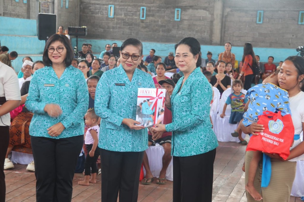Dokumentasi dari - TP PKK Provinsi Bali Gelar Aksi Sosial “Menyapa dan Berbagi” di Desa Petandakan, Buleleng