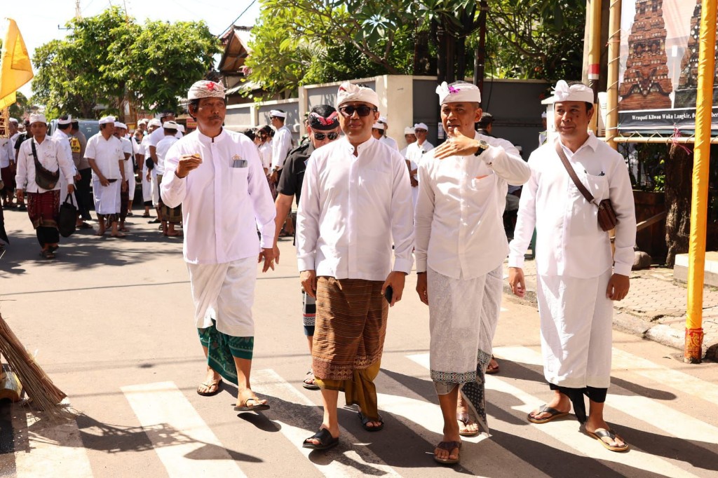 Dokumentasi dari - Walikota Jaya Negara Hadiri Melaspas Bale Kulkul Banjar Ceramcam Desa Adat Kesiman