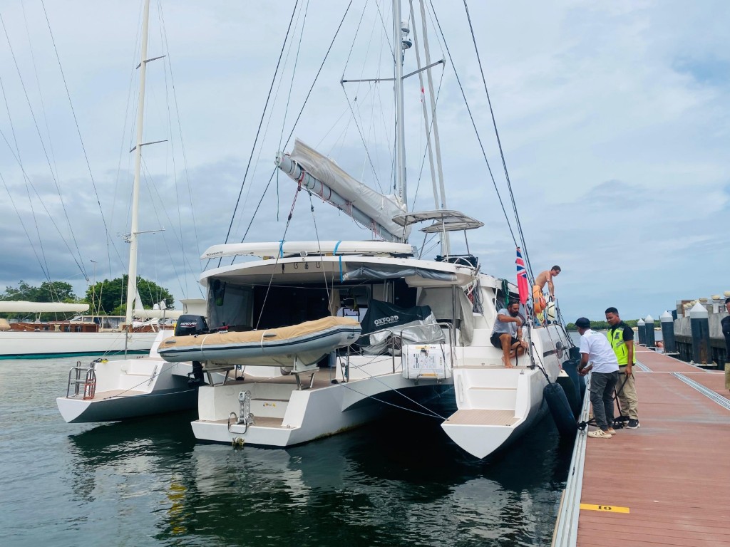 Kapal Layar Mewah Trimaran Hypergamy Milik Pesohor Inggris Sandar di Pelabuhan Benoa