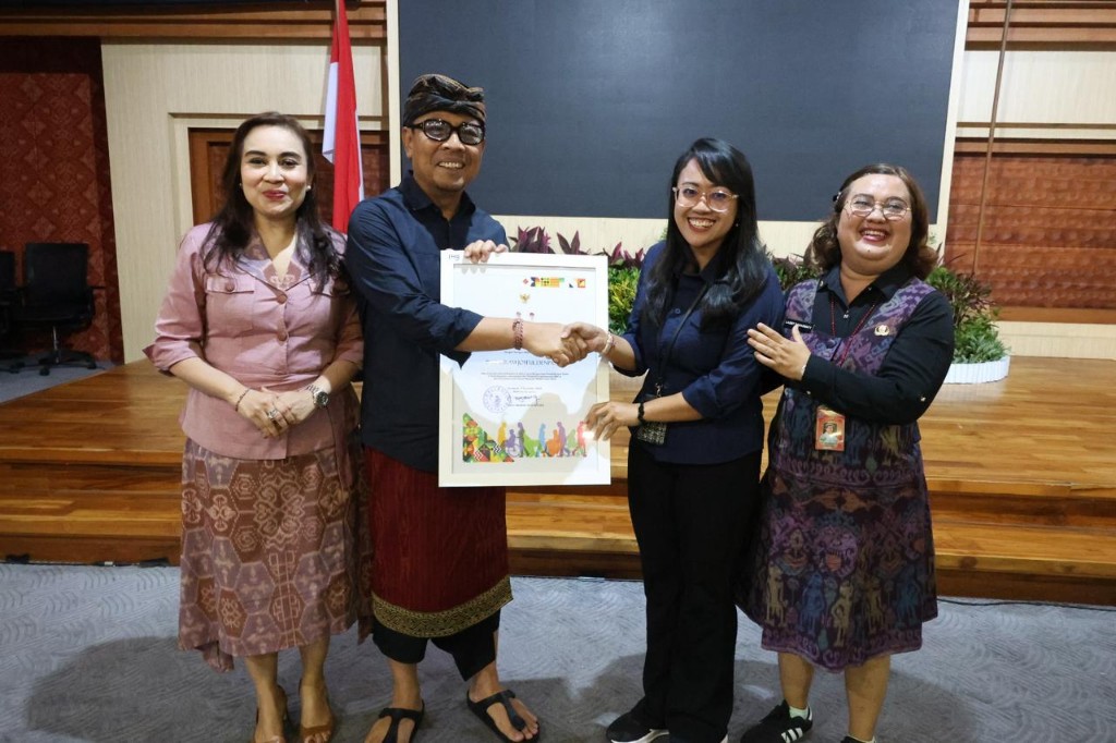 Wawali Arya Wibawa Serahkan Penghargaan Vasudhaiva Kutumbakam Tahun 2025