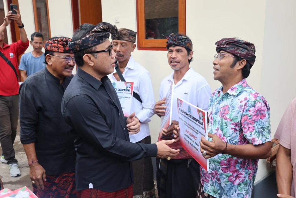 Walikota Jaya Negara Serahkan Bantuan 18 Rumah Layak Huni Kepada Warga, Selain Jadi Hunian, Harapkan RLH Juga Dapat Tunjang Ekonomi Keluarga