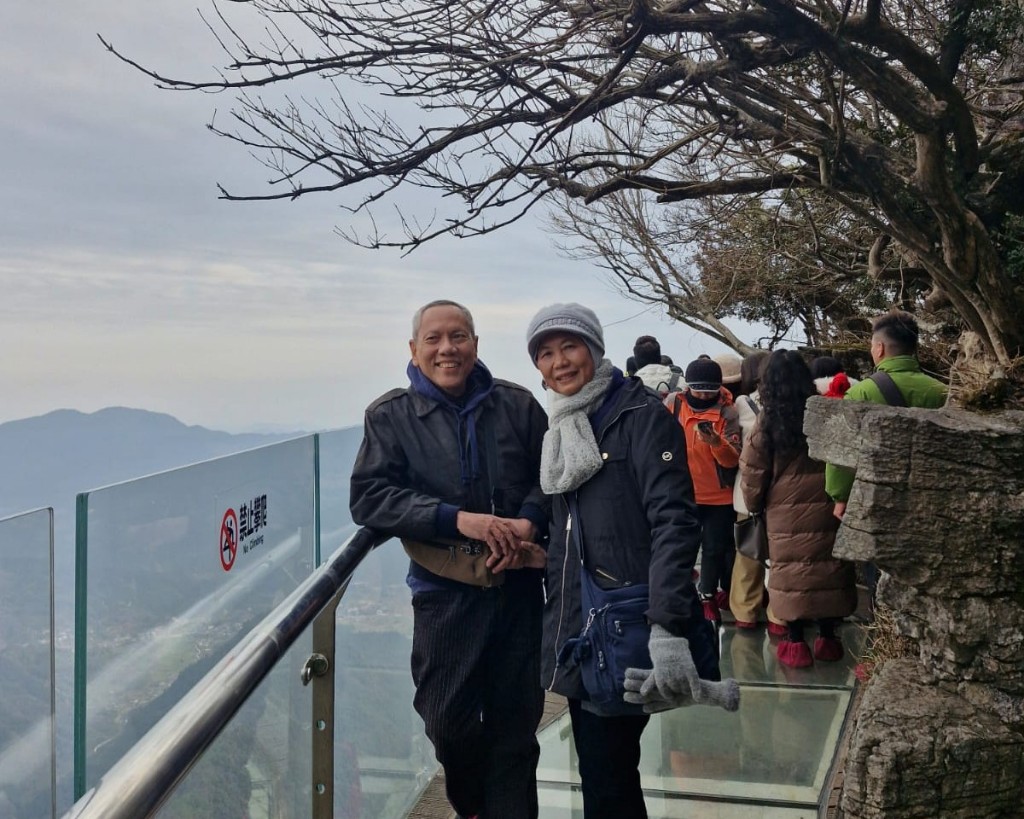 Jalan di atas kaca di ketinggian 