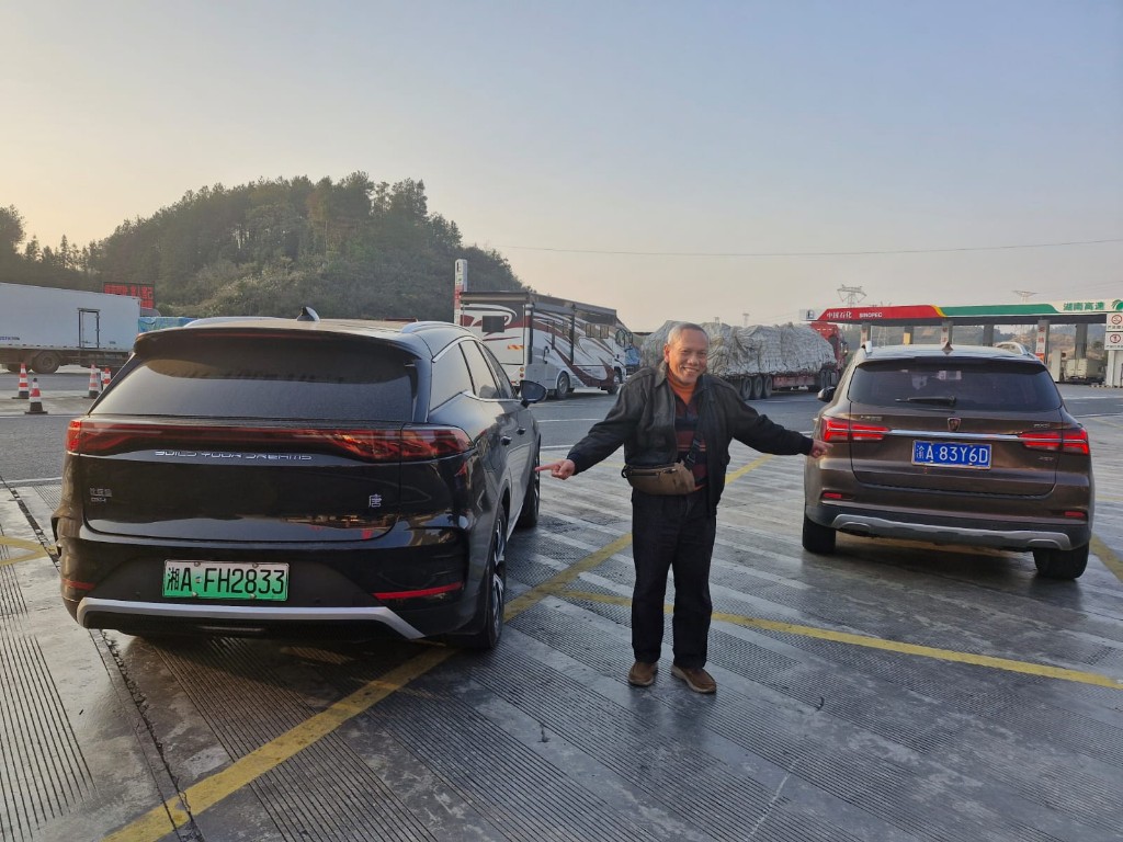 Mobil listrik BEV & PHEV dengan plat hijau, bukan biru