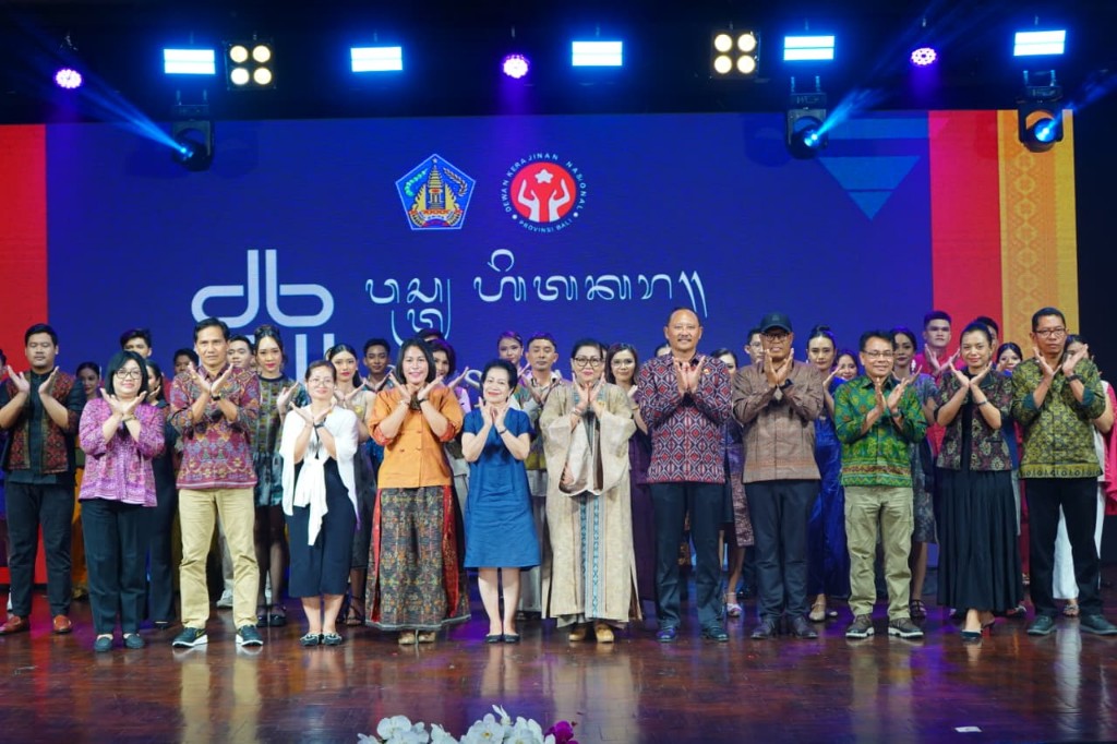 Putri Koster Apresiasi 121 Karya Wastra di DBFW Sesi 2 Day 4