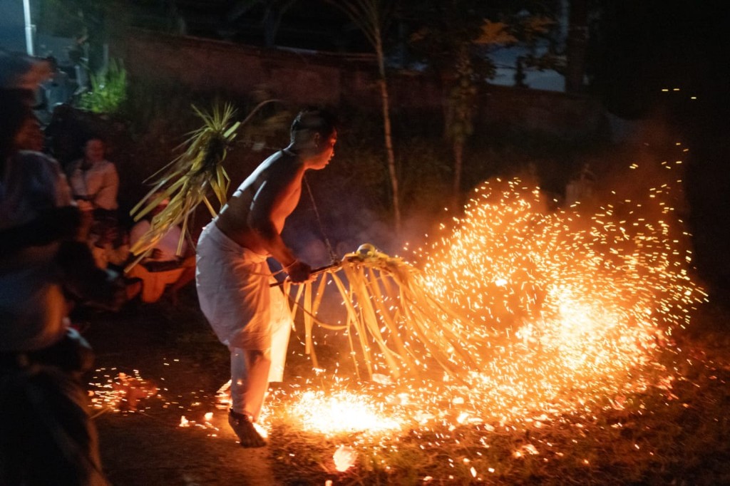 Tradisi Sakral Sanghyang Jaran Bangkit Kembali di Pura Ambengan Setelah 68 Tahun Vakum