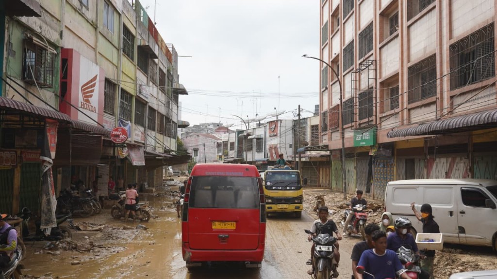 Kepala BNPB Tinjau Langsung Aceh Tamiang, Pastikan Bantuan Tepat Sasaran