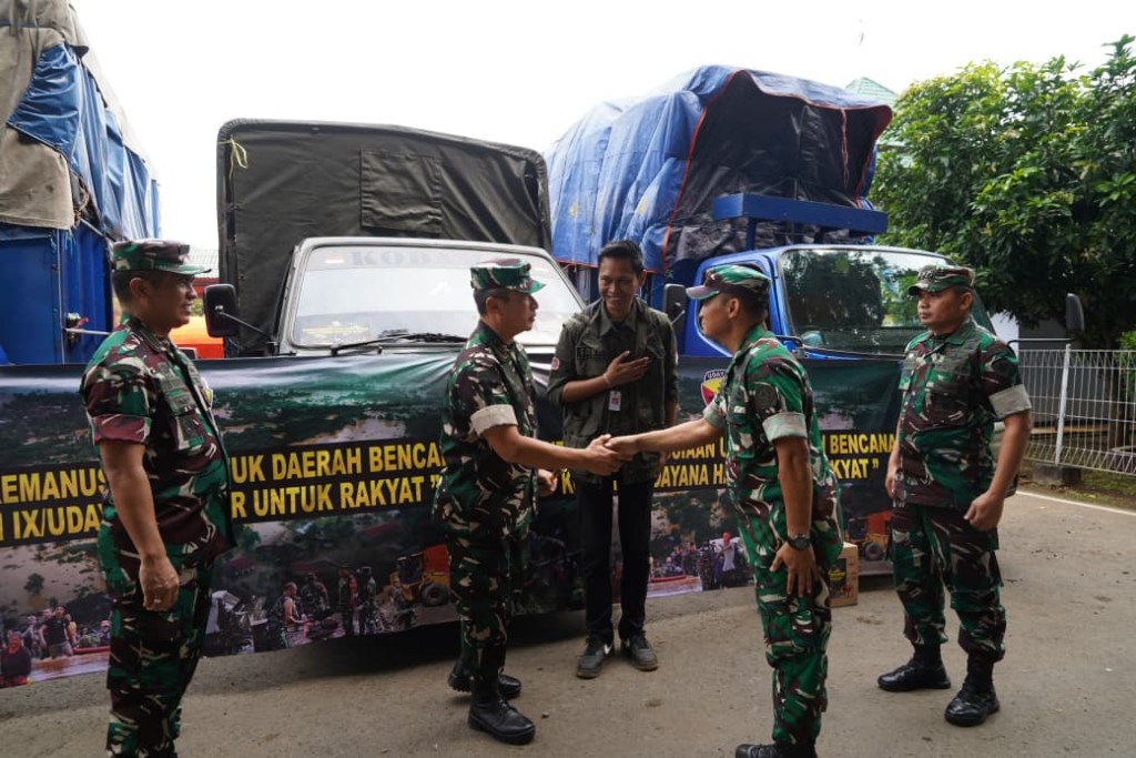 Pangdam Udayana Serahkan Bantuan Kodam IX/Udayana Untuk Korban Bencana Alam