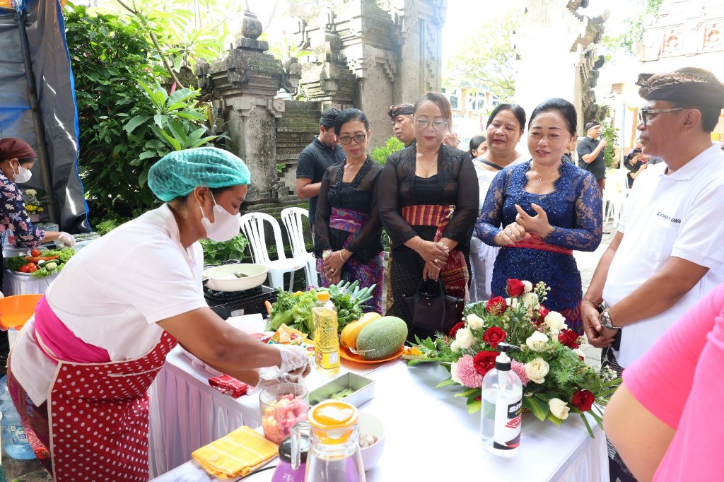 Ketua TP PKK Kota Denpasar Buka Lomba Memasak PMT dan Merangkai Bunga di Desa Dangin Puri Kangin 