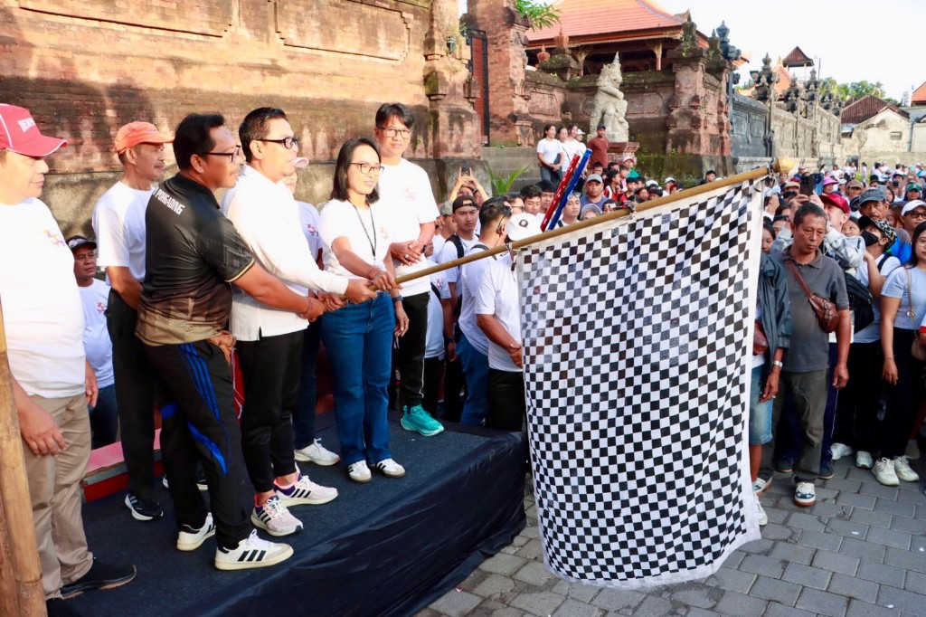 Wawali Arya Wibawa Lepas Jalan Sehat Serangkaian HUT Ke-39 LPD Desa Adat Pohgading