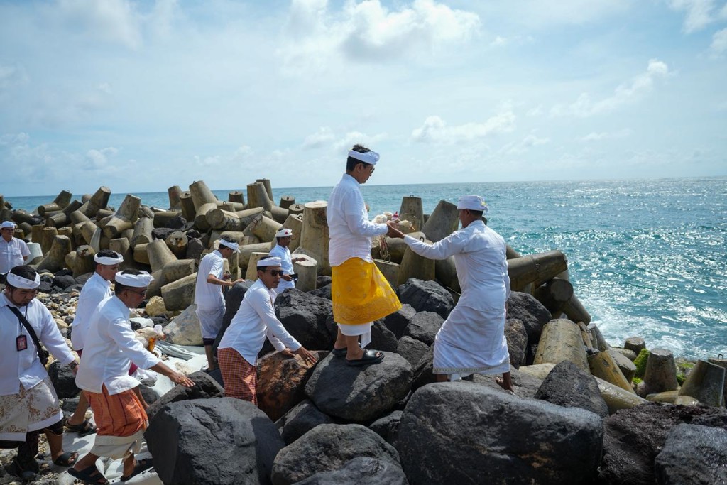 Bupati Badung Hadiri Pujawali Padudusan Alit di Pura Luhur Uluwatu