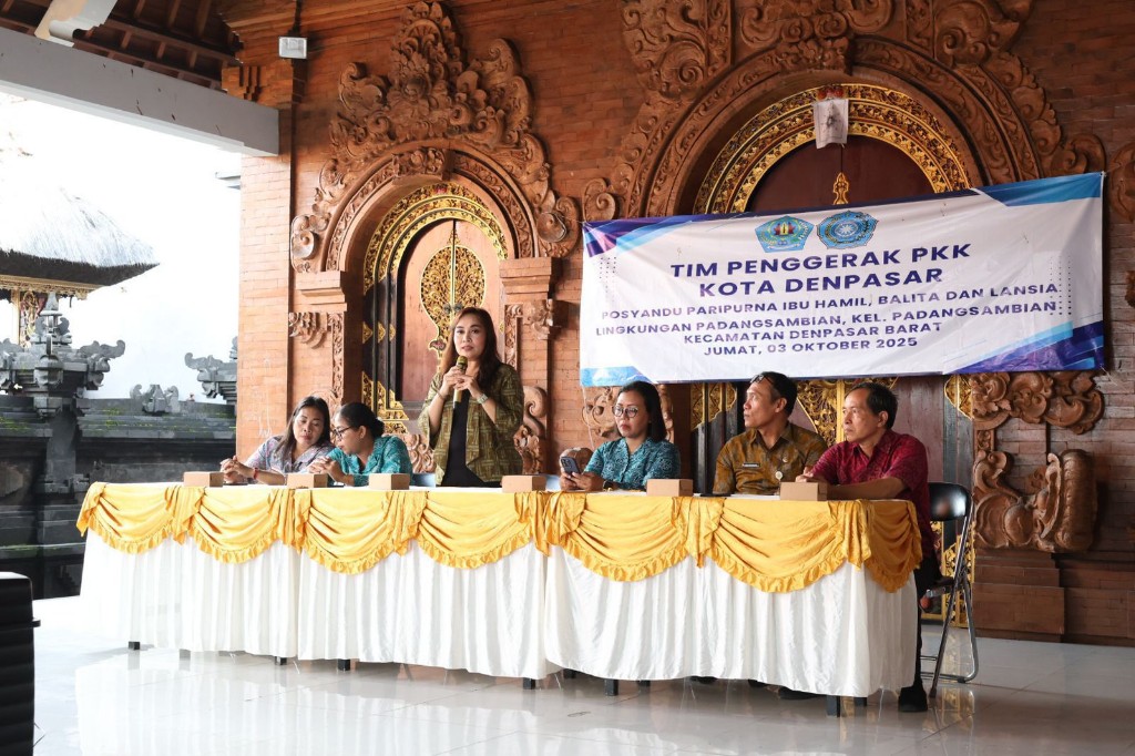 Ny. Ayu Kristi Arya Wibawa Tutup Posyandu Paripurna Tahap II Kota Denpasar di Banjar Padangsambian 