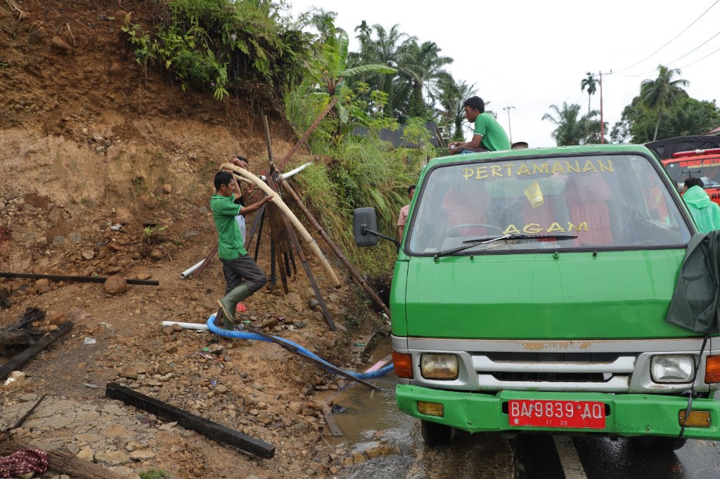 
Tim Gabungan Maksimalkan Distribusi Logistik Melalui Jalur Darat ke Daerah Terdampak di Palembayan, Kabupaten Agam