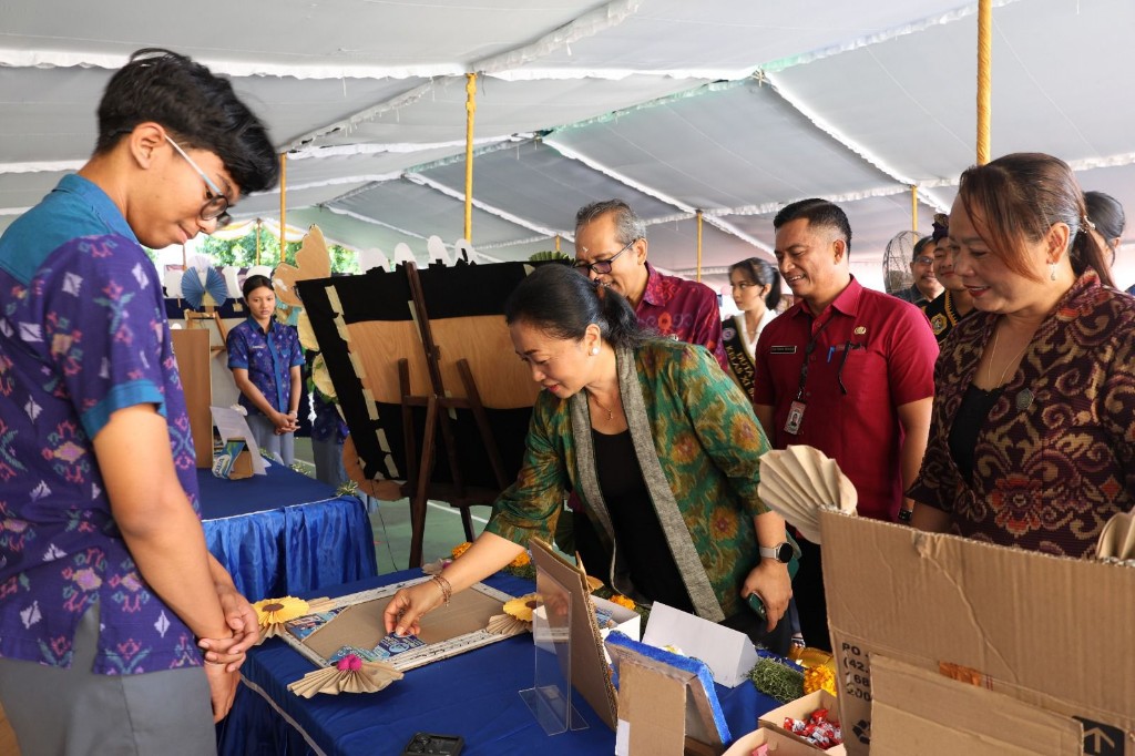 Bunda Literasi Kota Denpasar Buka KRAMA SMAN 7 Denpasar, Tekankan Literasi Tanpa Batas untuk Generasi Muda