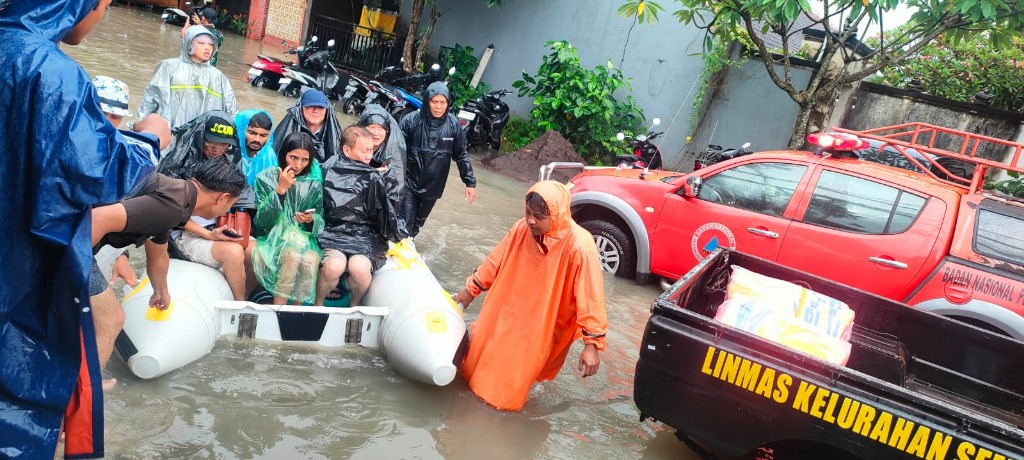 Banjir Dini Hari Terjang Denpasar–Badung, Satu WNA Meninggal...