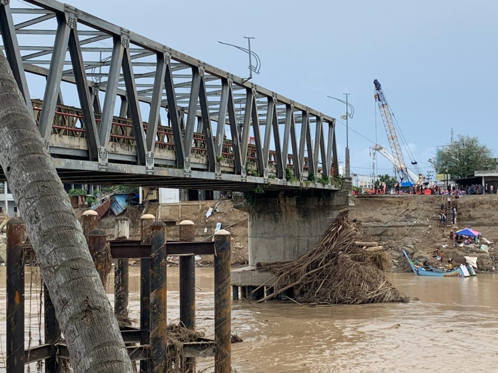 Dokumentasi dari - Akses Terputus, BNPB–BPBD Bireuen Fasilitasi Relawan Kirim Logistik Lewat Perahu Karet