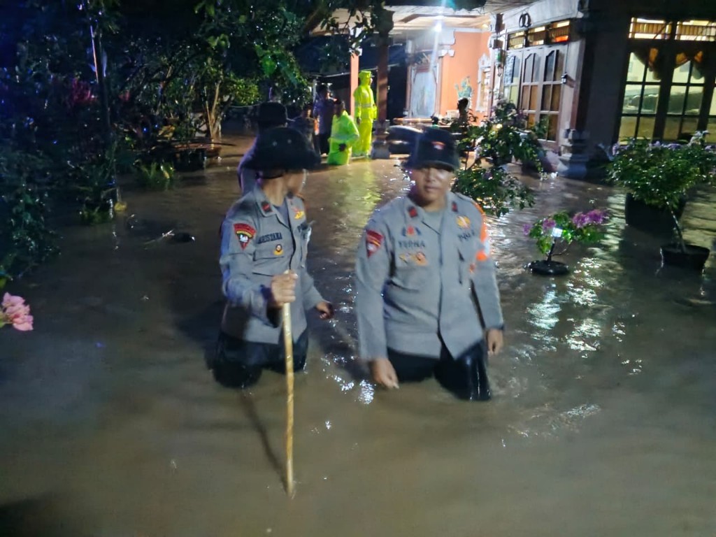 Dokumentasi dari - Sat Brimobda Bali Evakuasi Warga Terdampak Banjir Di Desa Melaya Jembrana