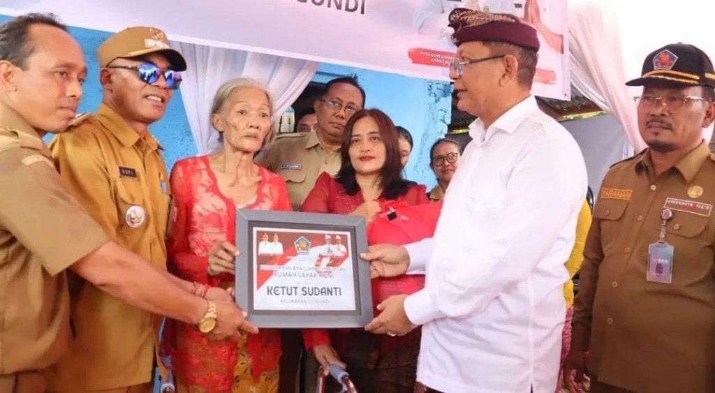 Dokumentasi dari - Bupati Buleleng Sutjidra, Serahkan Bantuan Rehabilitasi Rumah Tidak Layak Huni