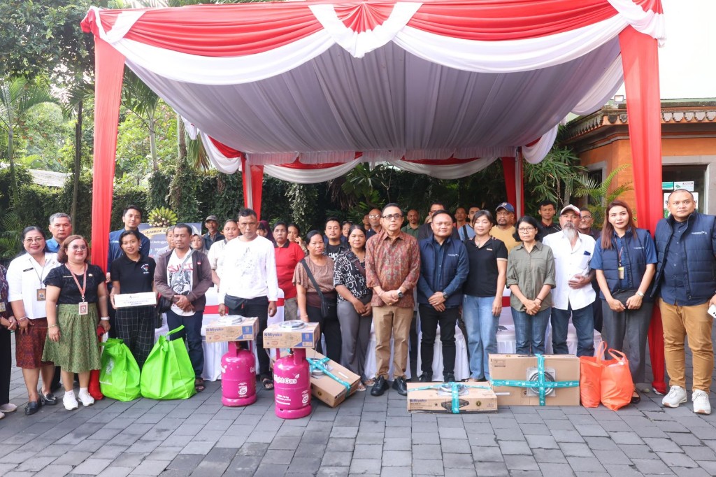 Pemkot Denpasar Salurkan Bantuan Pascabencana Dari Garuda Indonesia Kepada Warga Terdampak Banjir