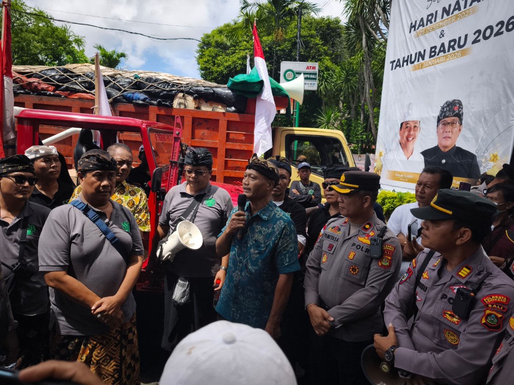 Dokumentasi dari - Jelang Nataru 2026, Ratusan Truk Gerudug Kantor Gubernur Bali, FSSB Minta TPA Suwung Buka Sampai PSEL Jalan