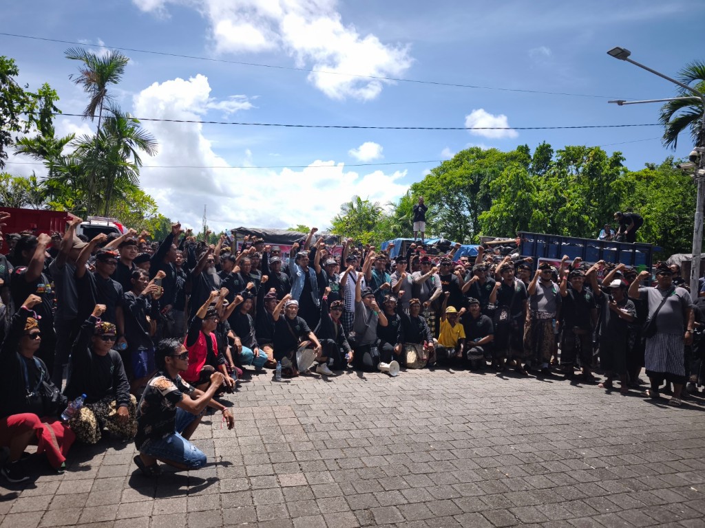 Dokumentasi dari - Nataru 2026 Gagal Sediakan Jasa Publik; Demo Sampah Pusat Pemerintahan Niti Mandala Renon, Diterpa Narasi Bali Sepi