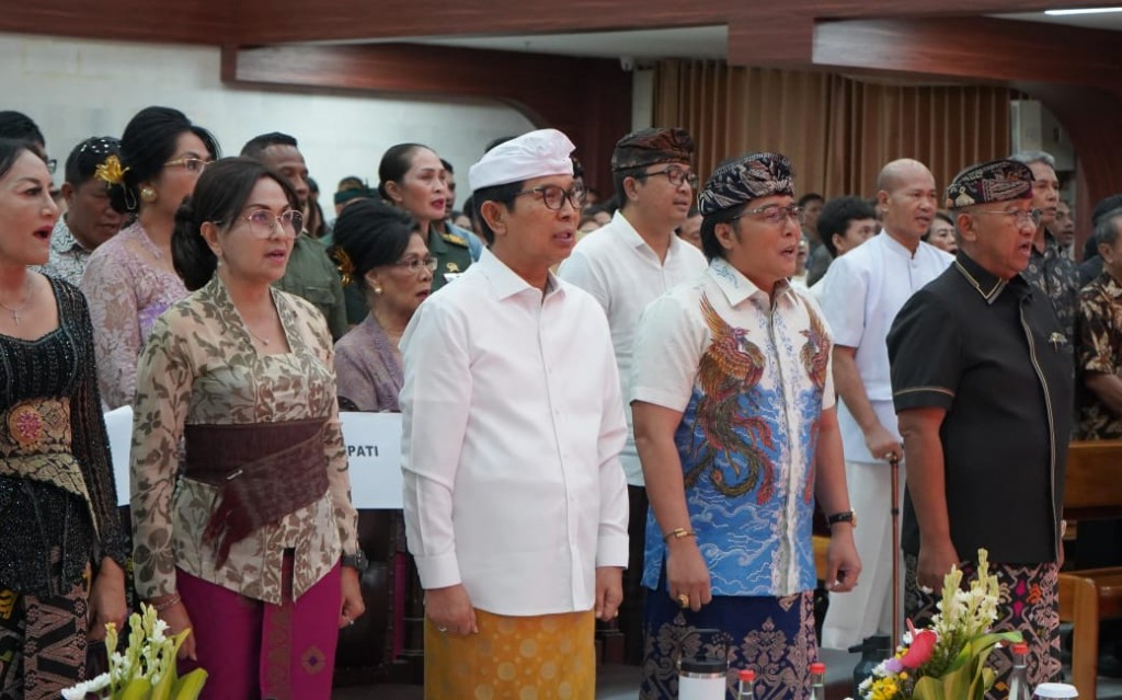 Dokumentasi dari - Hadiri Perayaan Natal 2025, Wagub Giri Prasta Ajak Semua Tokoh Umat Solid dan Jaga Kerukunan