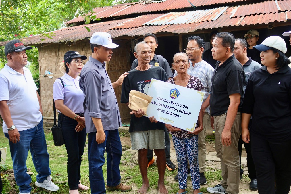 Dokumentasi dari - Pemprov Bali Hadir, Serahkan Dua Bantuan Bangun Rumah dan Satu Bantuan Biaya Kesehatan