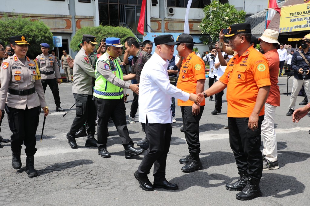 Dokumentasi dari - Kapolda Bali Dampingi Menteri Perhubungan dan Kakorlantas Tinjau Pengamanan Angkutan Nataru di Pelabuhan Gilimanuk