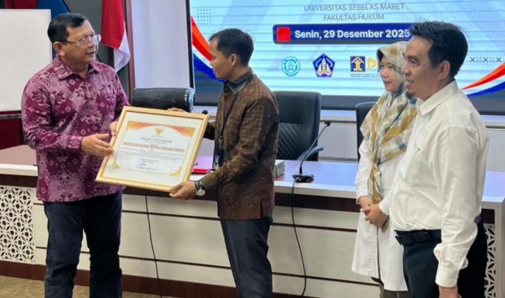 Dokumentasi dari - Bupati Buleleng Nyoman SutjidraTerima Sertifikat IG Kopi Robusta Lemukih, Dari FH UNS Surakarta