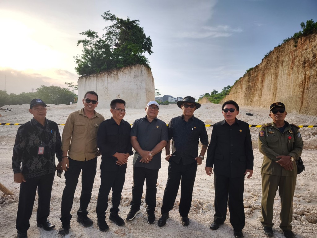 Dokumentasi dari - Viral Pura Terisolasi Akibat Penambangan Bodong, Pansus TRAP DPRD Bali Segel Lahan Perumahan Astina Pura
