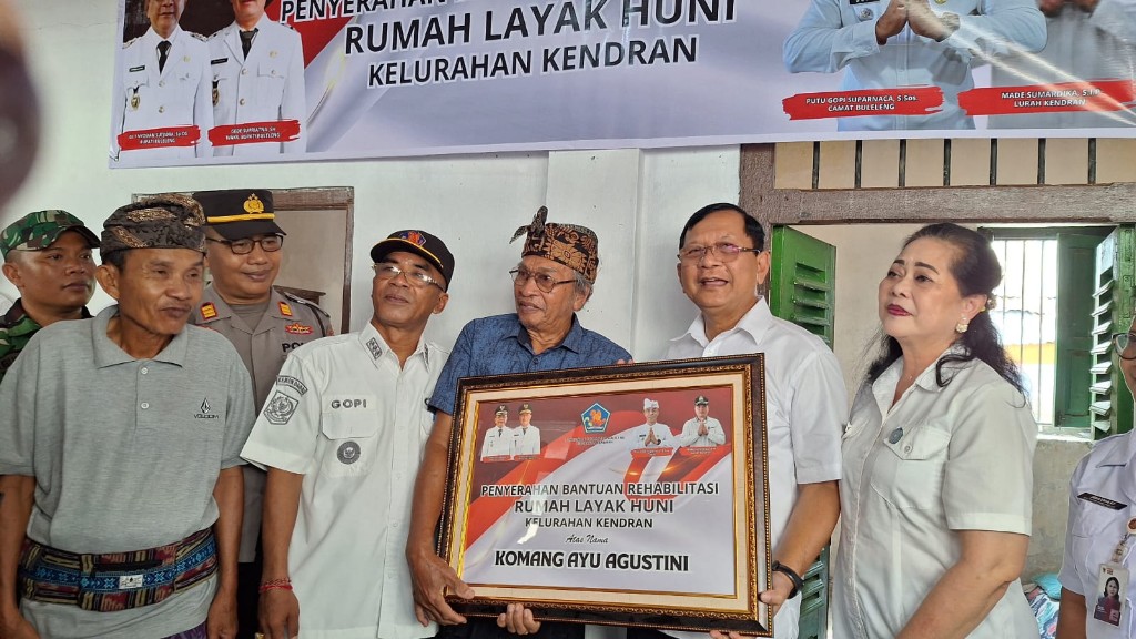 Dokumentasi dari - Tutup Tahun 2025, Bupati Buleleng Sutjidra Serahkan Bantuan Rumah Layak Huni di Kelurahan Kendran