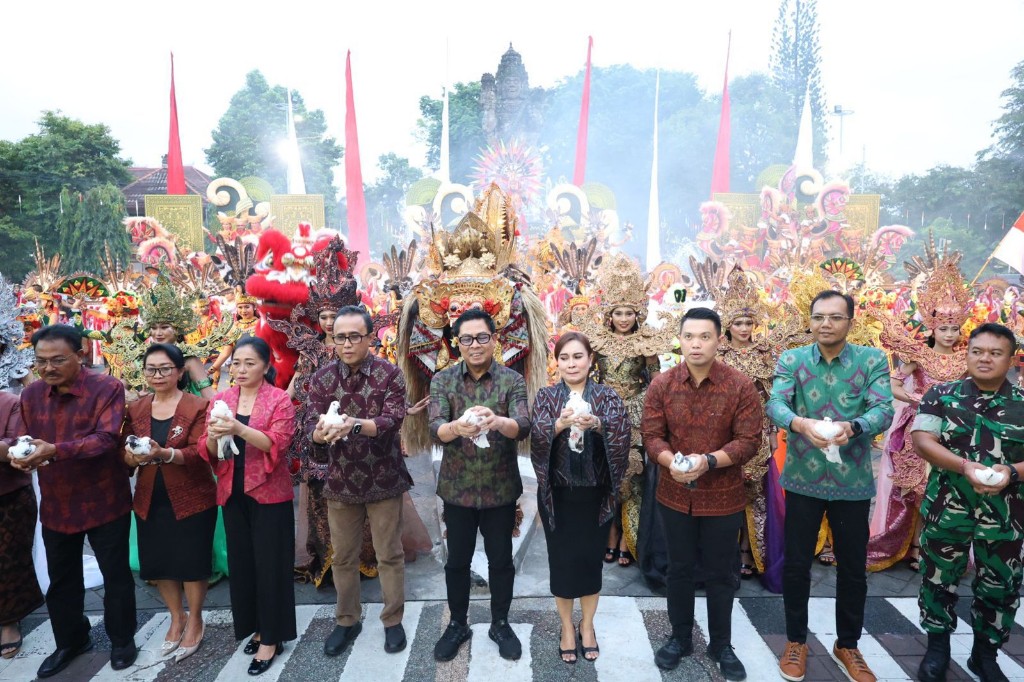 Dokumentasi dari - Kota Denpasar 'Melepas Matahari 2025' Dengan Sajian Pementasan Budaya, Usung Tema Bhineka Nusantara, Gelorakan Semangat Kolaborasi Untuk Denpasar 