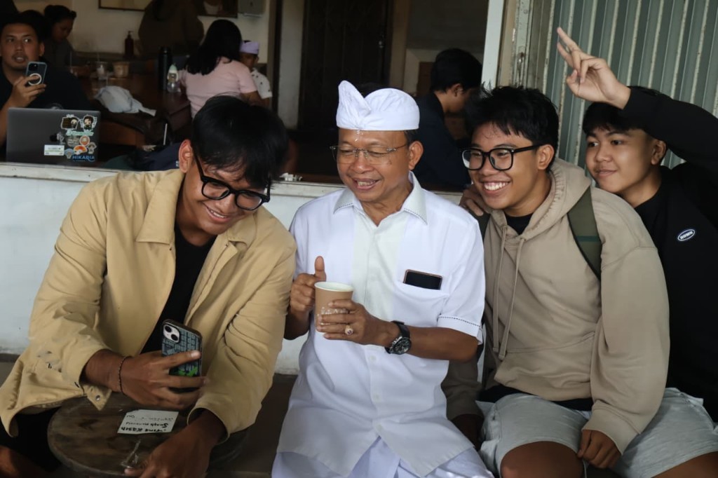 Anak Muda Bali Antusias Nikmati Kopi dan Be Guling Traktiran Gubernur Koster saat Rahina Tumpek Klurut