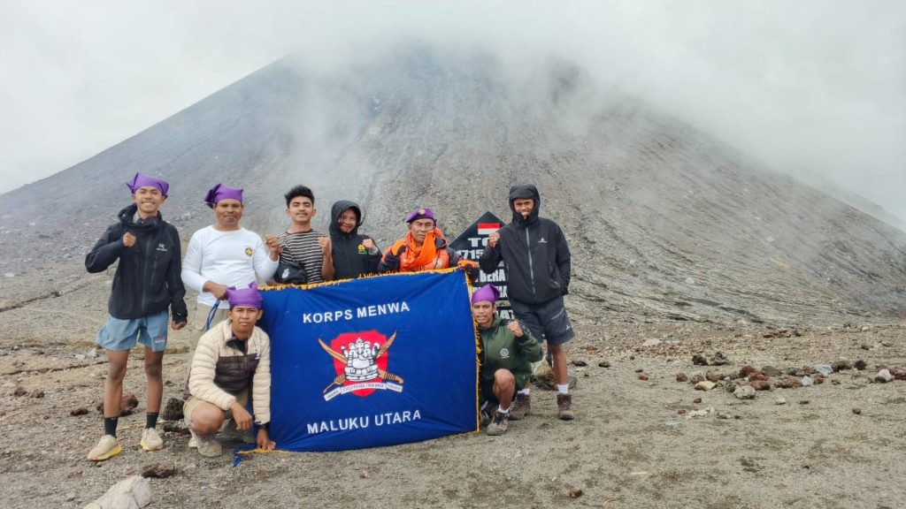 Dokumentasi dari - Bendera Merah Putih 80 Meter Berkibar di Puncak Gunung Gamalama