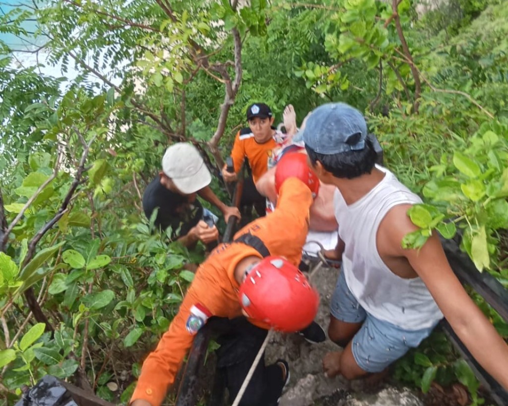 Dokumentasi dari - Tim SAR Evakuasi WNA Cedera di Pantai Kelingking