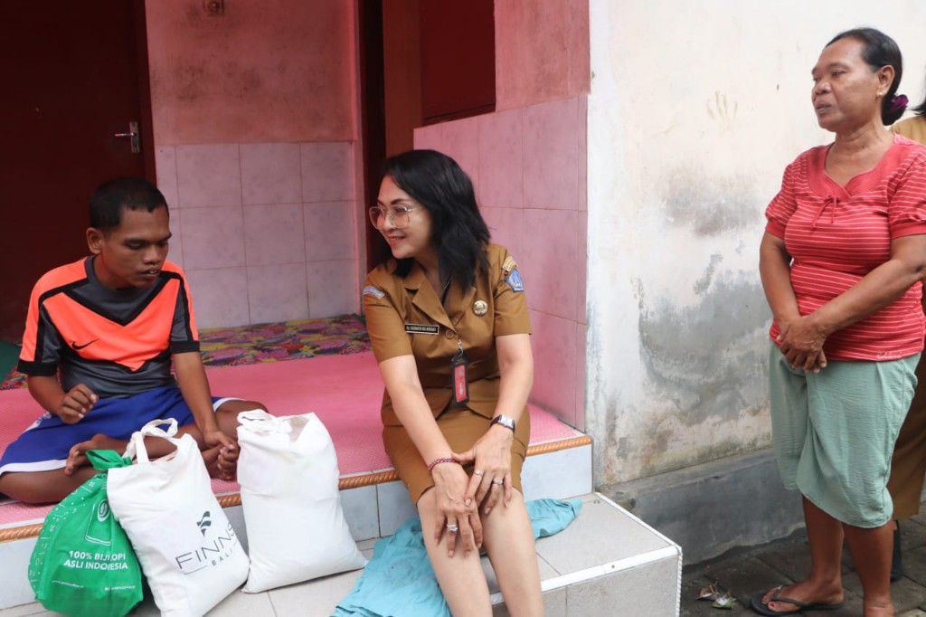 Nyonya Rasniathi Adi Arnawa Bantu Keluarga Made Suriani di Kerobokan