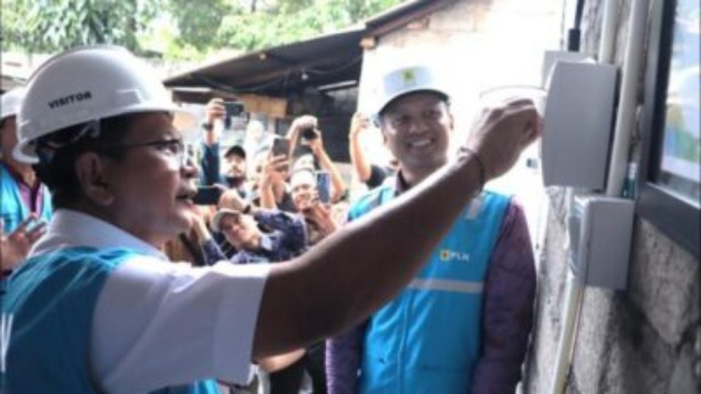 26 Keluarga Prasejahtera Nikmati Sambungan Listrik Gratis Melalui Program Light Up The Dream PLN