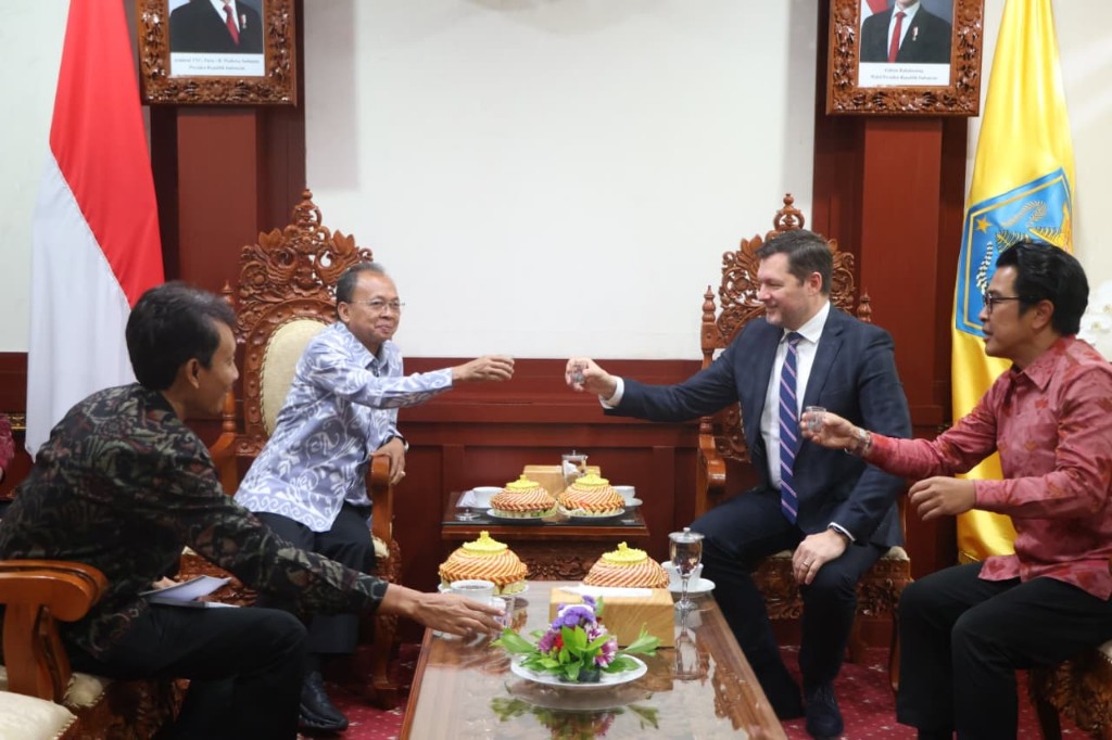 Dokumentasi dari - Bersulang Arak Kopi Tanpa Gula, Koster Terima Duta Besar Republik Slovakia