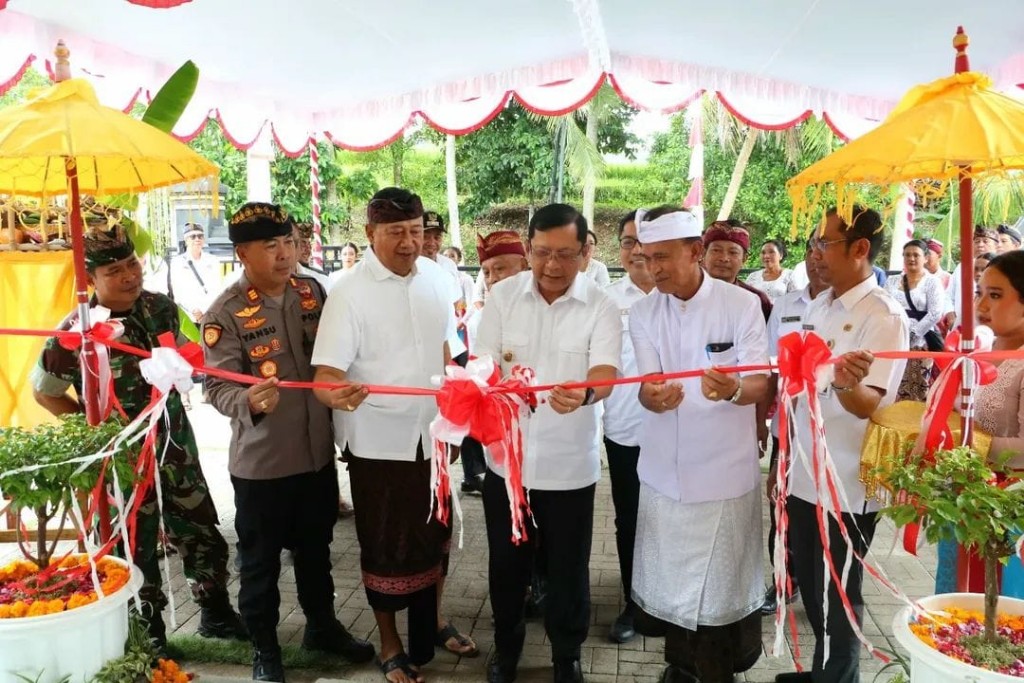 Dokumentasi dari - Bupati Buleleng Sutjidra Resmikan Kantor Perbekel Desa Kedis, Busungbiu