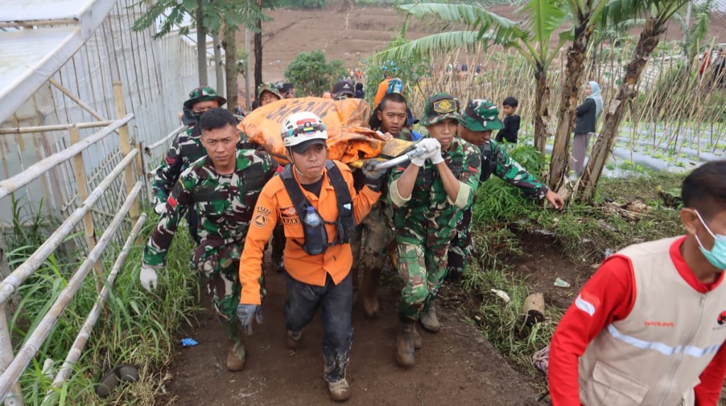 Longsor Bandung Barat: 20 Korban Teridentifikasi, Puluhan Kantong Jenazah Masih Diproses