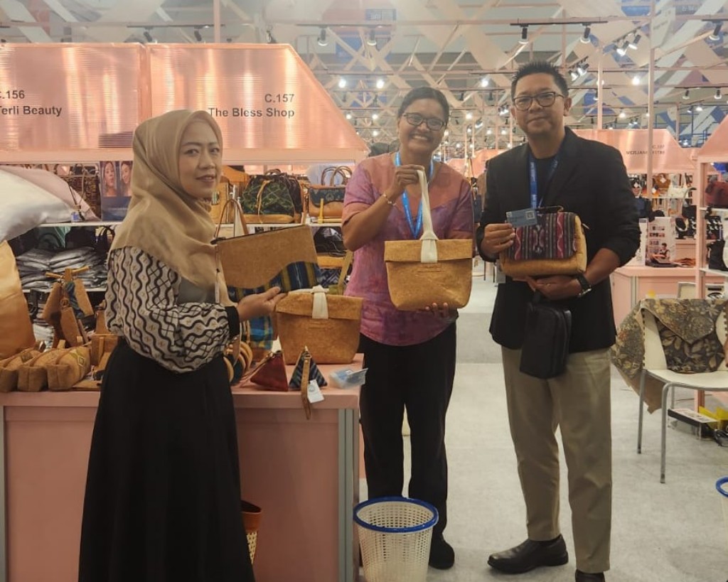 Dokumentasi dari - Limbah Jadi Berkah, Serhalawan Kembangkan Kerajinan The Bless Shop Ramah Lingkungan