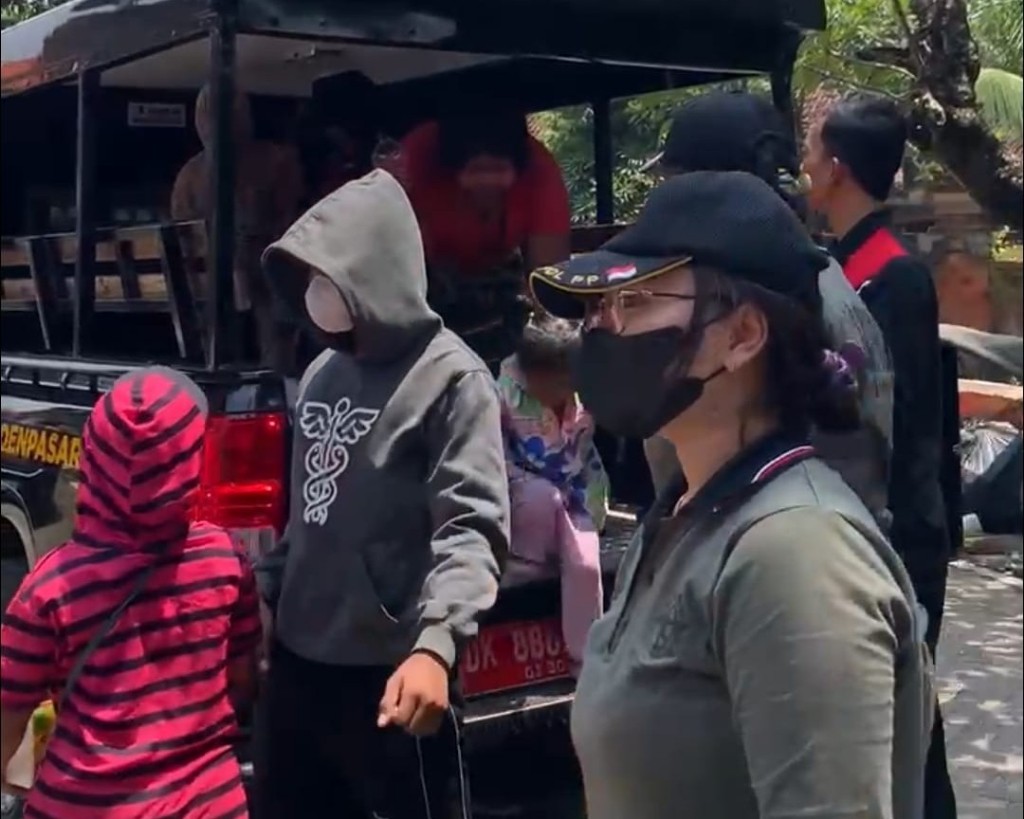Satpol PP Kota Denpasar Tertibkan 8 Gepeng Pengamen di Sejumlah Traffic Light