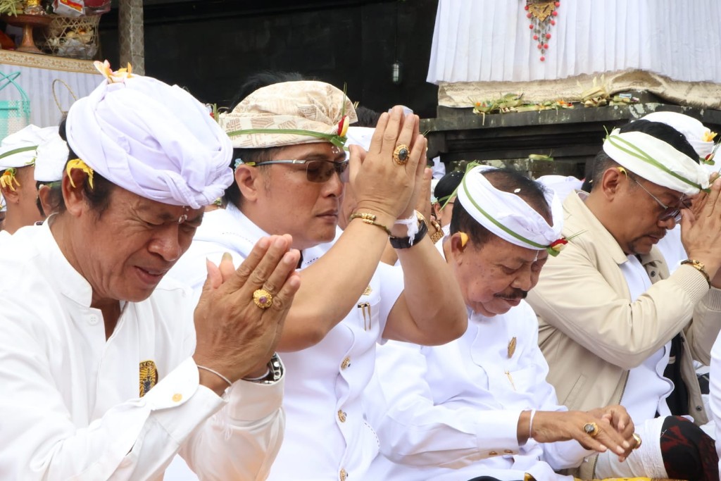 Pujawali Purnama Kawulu Pura Catur Lawa Ratu Pasek, Wagub Giri Prasta: Momentum Penyucian Sekala-Niskala dan Eling Leluhur