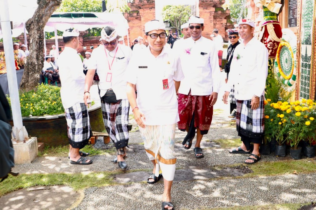 Dokumentasi dari - Sekda Eddy Mulya Hadiri Upacara Majaya-Jaya Bendesa dan Prajuru Desa Adat Kesiman
