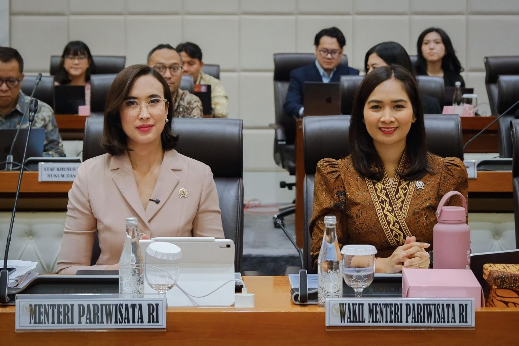 Pariwisata Nasional 2025 Melampaui Target RKP, Menpar Laporkan Kinerja Positif di DPR