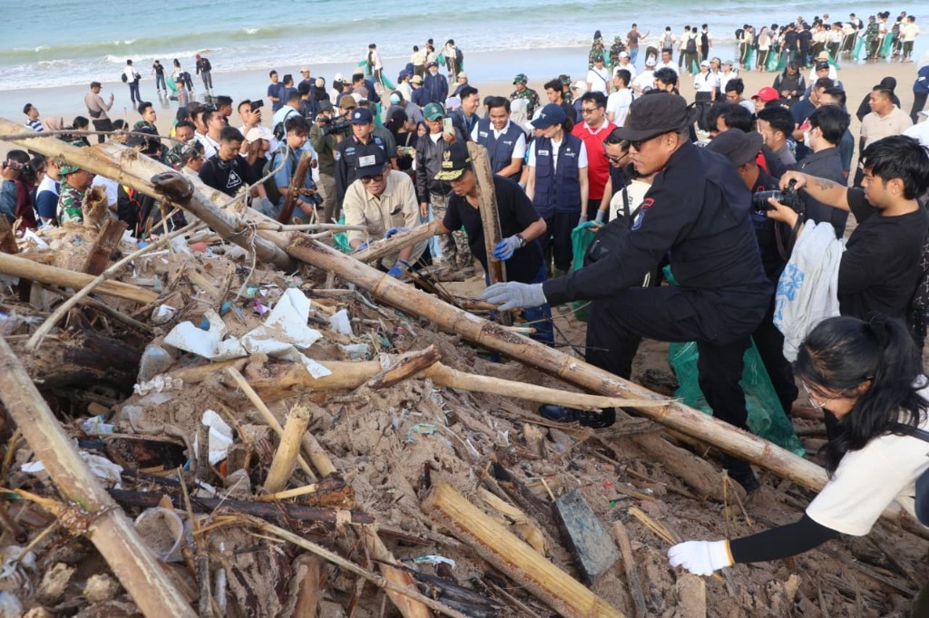 Korve Bersih Sampah di Pantai, Gubernur Koster Minta Satgas Siaga