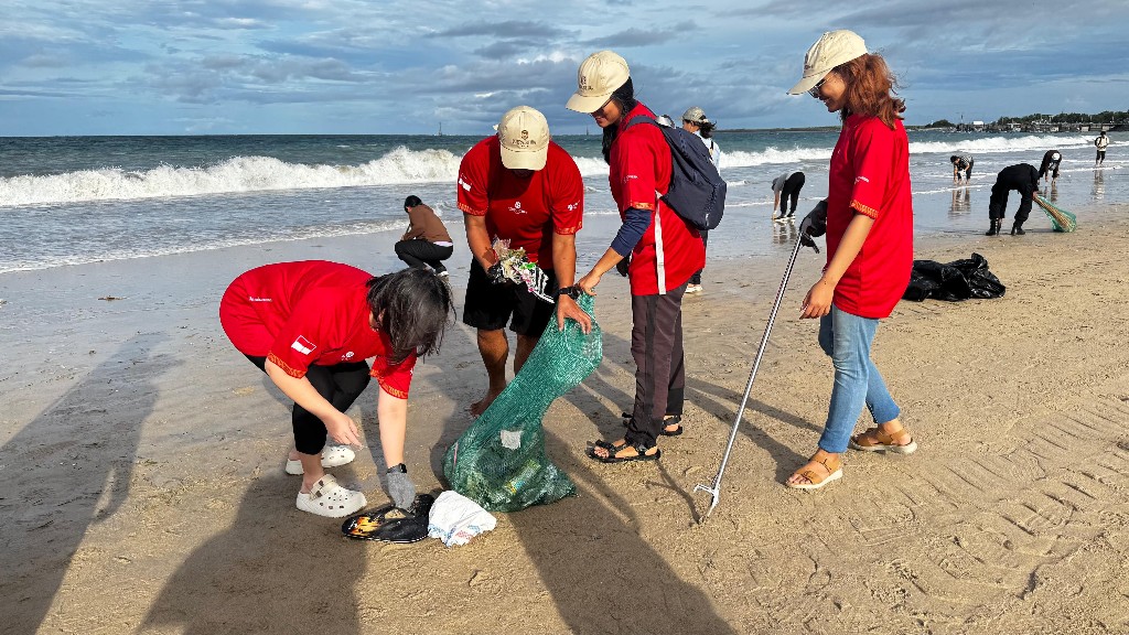 Dokumentasi dari - Tindak Lanjut Arahan Presiden, BTID Komitmen Dukung Pemerintah, Ikut Aksi 'Korvei' Sampah di Pantai Kedonganan