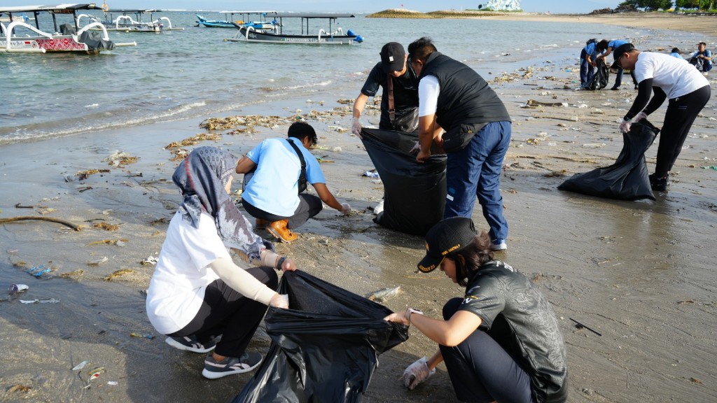 Aksi Nyata Jaga Pesisir Bali, 300 Personel Bandara Ngurah Rai Bersihkan Pantai Sekeh