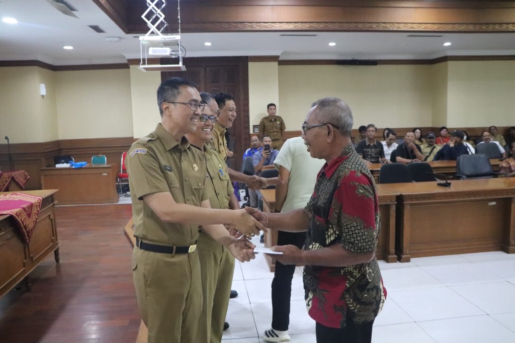 Sekda Badung Apresiasi Pengabdian ASN Purna Tugas, Santunan Diserahkan di Puspem
